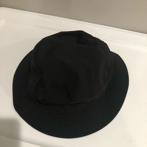 Abercrombie & Fitch bucket hat.